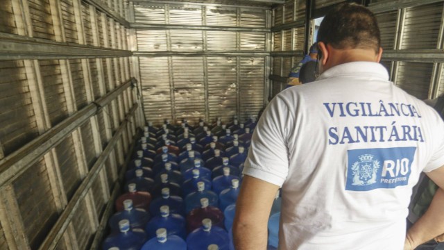 Por causa de surto de hepatite A, prefeitura fecha distribuidora de água e restaurante no Vidigal